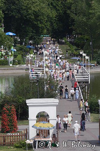 Inowrocław, deptak, mostek na stawie