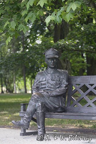 Inowrocław, figura generała Sikorskiego w parku solankowym