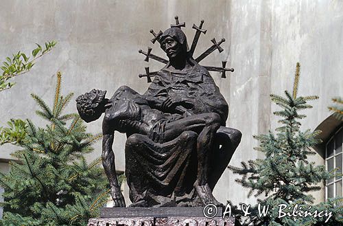 Jarosław, Pieta przed Kolegiatą