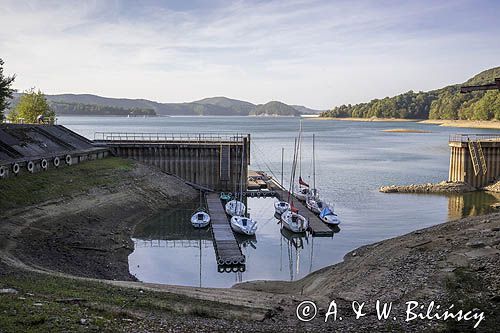 Zalew Soliński i port Jawor, ośrodek Jawor w tle Zapora Solina, Bieszczady