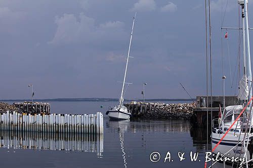 Ściąganie jachtu z mielizny, Port na wyspie Jegindo, Limfjord, Jutlandia, Dania