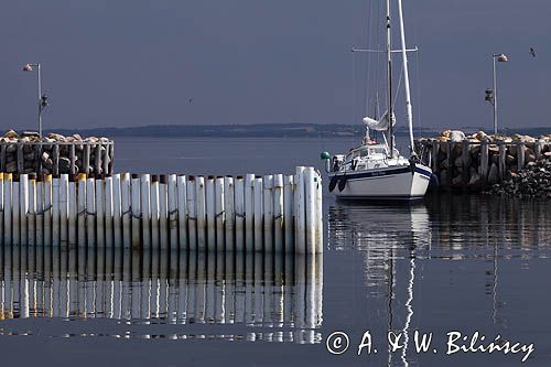 Jacht na mieliźnie u wejścia do portu, Port na wyspie Jegindo, Limfjord, Jutlandia, Dania