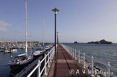 port jachtowy i twierdza Elizabeth Castle w St. Helier, wyspa Jersey, Channel Islands, Wyspy Normandzkie