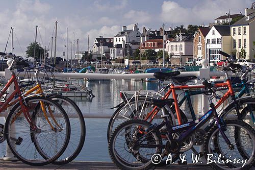 rowery na nabrzeżu w porcie w miasteczku St. Aubin, wyspa Jersey, Channel Islands, Anglia, Wyspy Normandzkie, Kanał La Manche