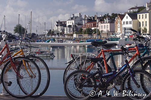 rowery na nabrzeżu w porcie w miasteczku St. Aubin, wyspa Jersey, Channel Islands, Anglia, Wyspy Normandzkie, Kanał La Manche