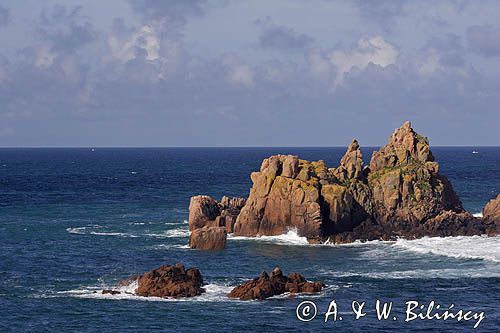 skały w La Corbiere Point, wyspa Jersey, Channel Islands, Anglia, Wyspy Normandzkie, Kanał La Manche