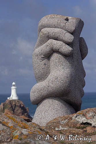 latarnia morska La Corbiere i pomnik upamietniający katastrofę morską z 1995 roku z podziękowaniem za ocalenie, wyspa Jersey, Channel Islands, Anglia, Wyspy Normandzkie, Kanał La Manche