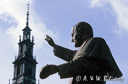 Pomnik Jana Pawła II na tle Jasnogórskiej Bazyliki, Częstochowa