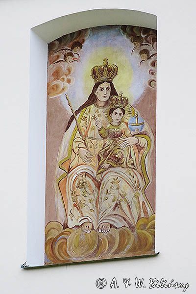 Kalwaria Pacławska, wizerunek Matki Bożej na frontonie elewacji kościoła kalwaryjskego, Pogórze Przemyskie
