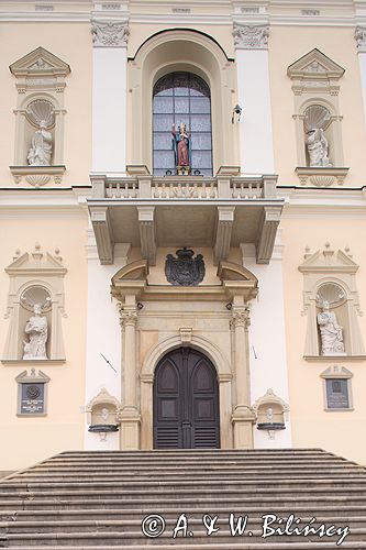 Kalwaria Zebrzydowska Sanktuarium wejscie do kościoła