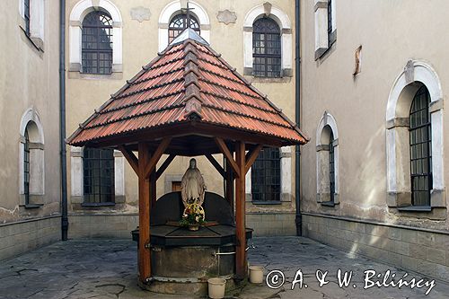 Kalwaria Zebrzydowska Sanktuarium studnia w klasztorze Bernardynów
