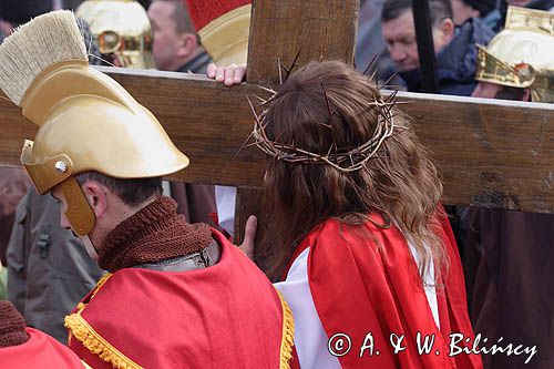 Kalwaria Zebrzydowska, Wielki Piątek, Misterium Męki Pańskiej, Chrystus niosący krzyż