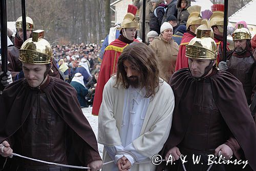 Kalwaria Zebrzydowska, Wielki Piątek, Misterium Męki Pańskiej, Chrystus prowadzony do ratusza Piłata