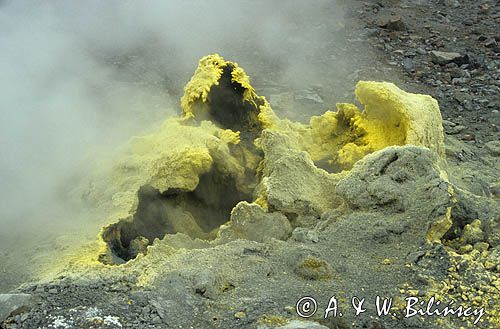 Kamczatka, Na wulkanie Mutnowskim, wykwity siarki, w kraterze wulkanu Mutnowskij, Rosja