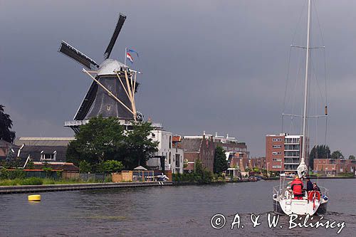 na kanale w drodze z Goudy do Amsterdamu, wiatrak holenderski, Holandia