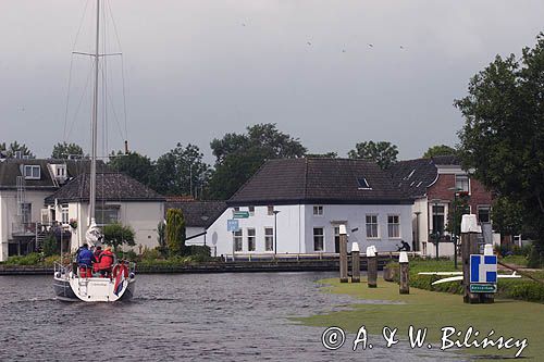 na kanale w drodze z Goudy do Amsterdamu, drogowskaz na szlaku wodnym, Holandia