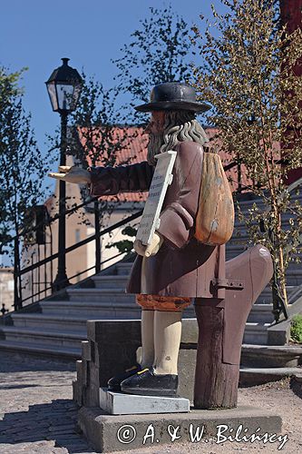 Karlskrona, drewniana figura żebraka Rosenboma przed kościołem, Szwecja Kungliga Amiralitetskyrkan kościół Admiralicji