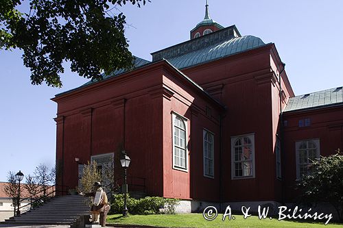 Karlskrona, drewniana figura żebraka Rosenboma przed kościołem, Szwecja Kungliga Amiralitetskyrkan kościół Admiralicji