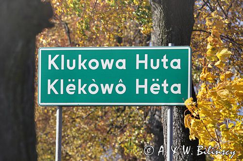 Klukowa Huta na Kaszubach, dwujęzyczna tablica