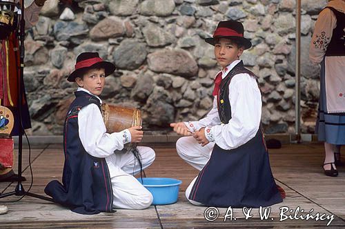 Gra na burczybasie, zespół folklorystyczny z Parchowa, zespół Modraki, Kaszuby, Polska