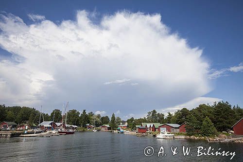 W porcie, Wioska rybacka na wyspie Kaunissaari koło Kotka, Finlandia, Zatoka Fińska