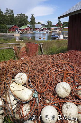 W porcie, Wioska rybacka na wyspie Kaunissaari koło Kotka, Finlandia, Zatoka Fińska