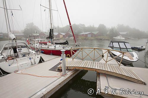 W porcie, Wioska rybacka na wyspie Kaunissaari koło Kotka, Finlandia, Zatoka Fińska