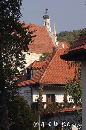 Kazimierz Dolny nad Wisłą, dachy, domy i kościół Farny