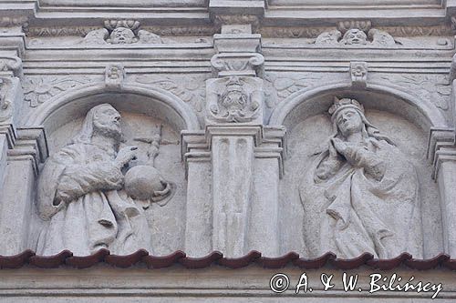 Kazimierz Dolny nad Wisłą, kamienica Celejowska pod św Bartłomiejem, figury Chrystusa, jako Zbawiciela Świata i Maryji, jako Królowej Nieba
