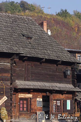 Kazimierz Dolny nad Wisłą, drewniany dom i widok na Górę Krzyżową - Góra Trzech Krzyży