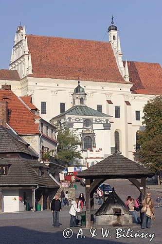 Kazimierz Dolny nad Wisłą, rynek, studnia i kościół Farny