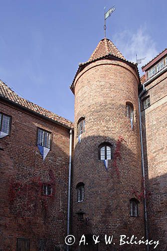 Kętrzyn, zamek, dziedziniec i wieża