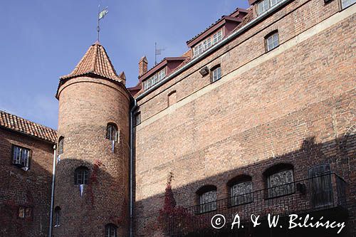 Kętrzyn, zamek, dziedziniec i wieża