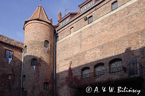 Kętrzyn, zamek, dziedziniec i wieża