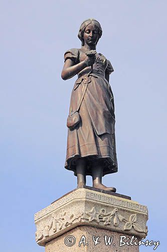 rzeźba 'Anusia z Tarau' na placu Teatralnym, Kłajpeda, Litwa sculpture 'Annchen von Tharau', Klajpeda, Lithuania
