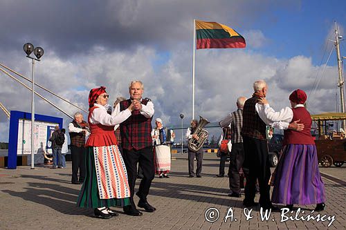 występ zespołu regionalnego w porcie Kłajpeda, Litwa lithuanian folk dance, Klajpeda, Lithuania