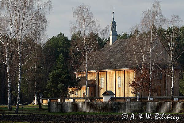 Kolbuszowa, park etnograficzny Muzeum Kultury Ludowej, dzwonnica przy kosciele pw. św. Marka z Rzochowa