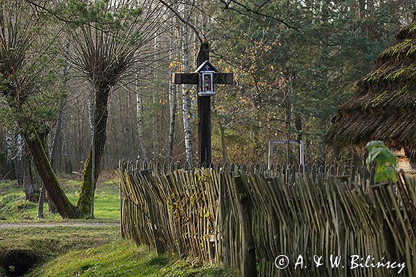 Kolbuszowa, park etnograficzny Muzeum Kultury Ludowej, krzyż przydrożny