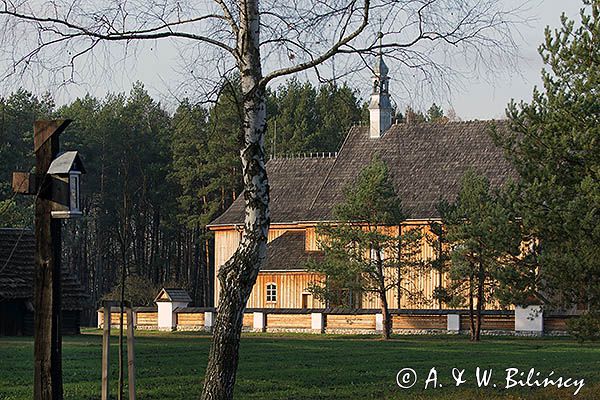 Kolbuszowa, park etnograficzny Muzeum Kultury Ludowej, dzwonnica przy kosciele pw. św. Marka z Rzochowa