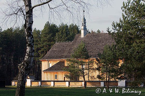 Kolbuszowa, park etnograficzny Muzeum Kultury Ludowej, dzwonnica przy kosciele pw. św. Marka z Rzochowa