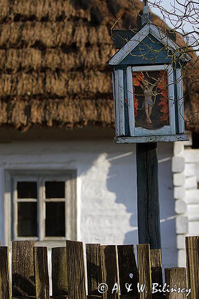 Kolbuszowa, park etnograficzny Muzeum Kultury Ludowej, chata z żołyni dolnej i kapliczka z Domatkowa