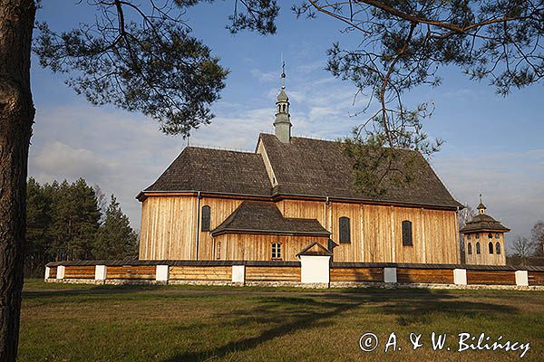 Kolbuszowa, park etnograficzny Muzeum Kultury Ludowej, dzwonnica przy kosciele pw. św. Marka z Rzochowa