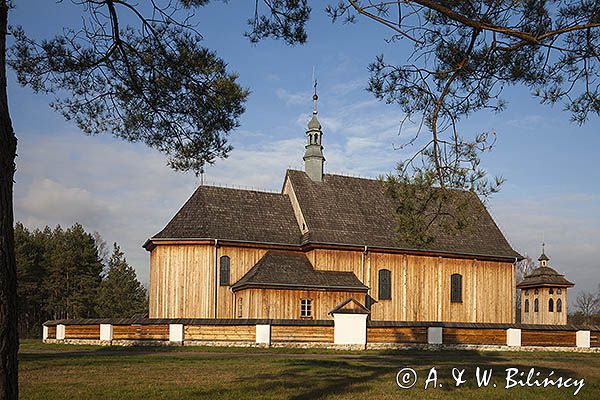 Kolbuszowa, park etnograficzny Muzeum Kultury Ludowej, dzwonnica przy kosciele pw. św. Marka z Rzochowa