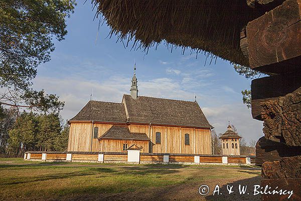 Kolbuszowa, park etnograficzny Muzeum Kultury Ludowej, dzwonnica przy kosciele pw. św. Marka z Rzochowa