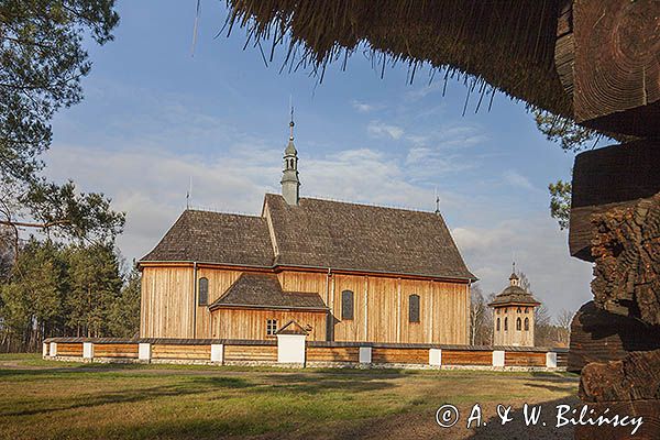 Kolbuszowa, park etnograficzny Muzeum Kultury Ludowej, dzwonnica przy kosciele pw. św. Marka z Rzochowa