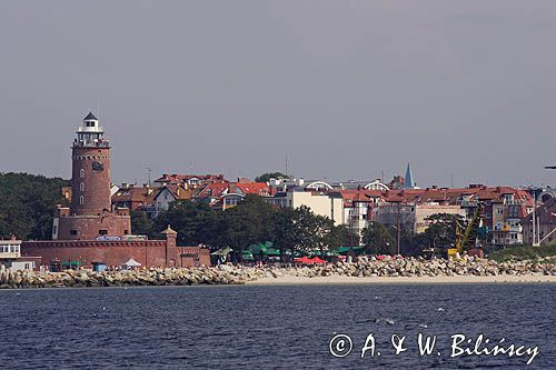 zabytkowa latarnia morska i panorama Kołobrzegu