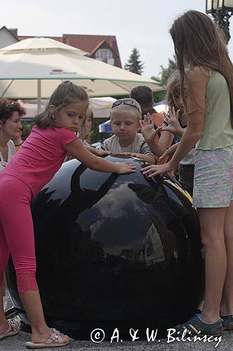 Kołobrzeg, czarna kula koło Ratusza na Starówce