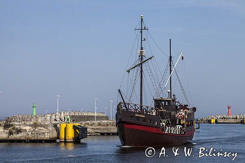 Port Kołobrzeg, statek turystyczny Santa Maria w główkach portu