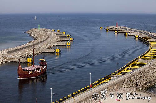 Port Kołobrzeg, statek turystyczny Viking w główkach portu