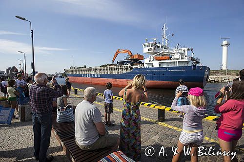 Port Kołobrzeg, statek w kanale portowym